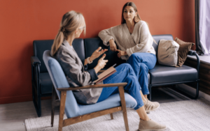 Therapeutic is discussing with the patient amke feel connection.